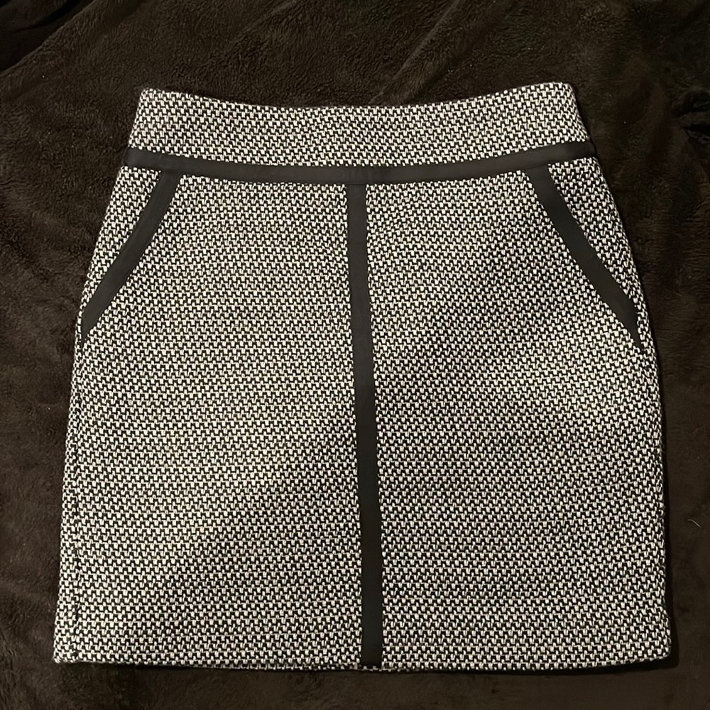 Loft mini skirt, black and grey, side pockets, zips in back, size 2